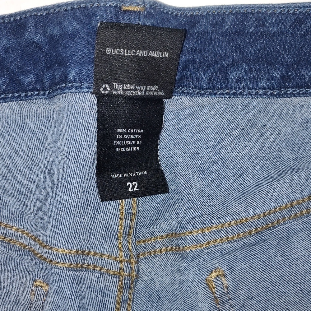Jurassic Park's Women's Jeans Shorts Size 22 With Dinosaur Patches - Picture 3 of 8